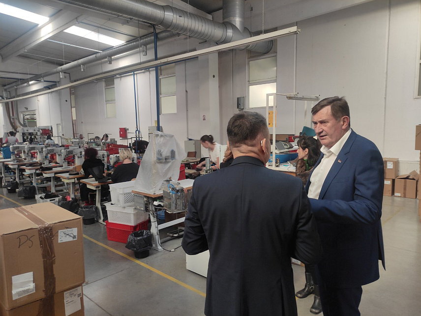 КОТОР ВАРОШ, 12. НОВЕМБРА /СРНА/ - Министар привреде и предузетништва Републике Српске Војин Митровић посјетио је фирму "Дермал Р" из Котор Вароша.