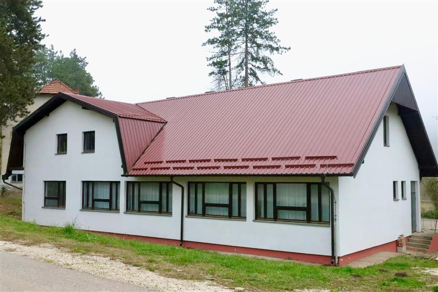 УГЉЕВИК, 12. НОВЕМБРА /СРНА/ - Захваљујући донацији Кабинета предсједника Републике Српске од 45.000 КМ у Угљевику су обновљени школски објекти подручних одјељења Основне школе "Вук Караџић" у Малешевцима и Коренити.