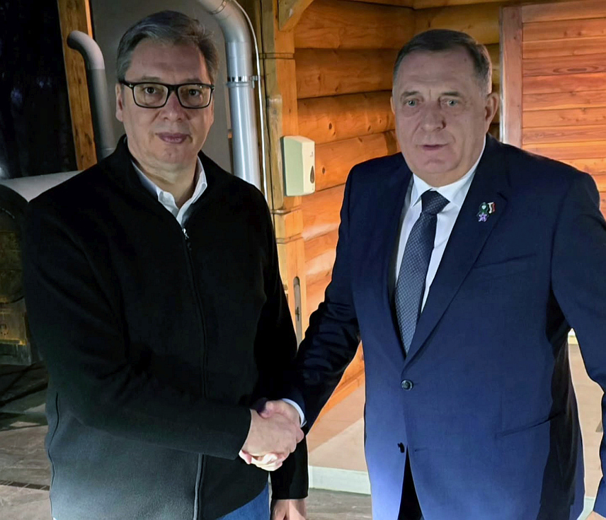 БЕОГРАД, 12. НОВЕМБРА /СРНА/ - Предсједник Србије Александар Вучић разговарао је данас са предсједником СНСД-а Милорадом Додиком о свим питањима од значаја за будућност српског народа.