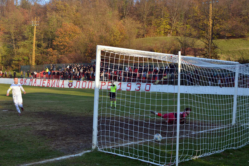 ЛОПАРЕ, 12. НОВЕМБРА /СРНА/ - Фудбалски клуб "Мајевица" из Лопара остварио је историјски успјех пласманом у полуфинале купа Републике Српске "Др Милан Јелић", побиједивши данас бољим извођењем пенала "Рудар" из Приједора.