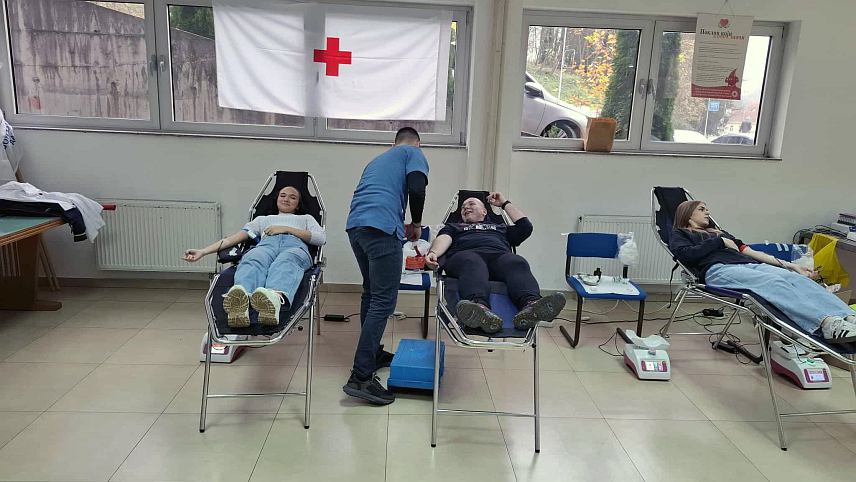 НОВИ ГРАД, 12. НОВЕМБРА /СРНА/ - У Новом Граду данас је одржана трећа овогодишња акција добровољног давања крви на којој је прикупљено 89 доза драгоцјене течности.