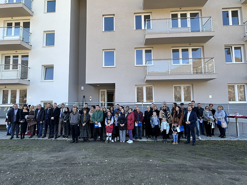 ДРВАР, 12. НОВЕМБРА /СРНА/ – У Дрвару је данас озваничен завршетак изградње стамбене зграде у оквиру пројекта затварања колективних центара и алтернативног смјештаја - ЦЕБ два, а 31 породици уручени су кључеви нових станова.