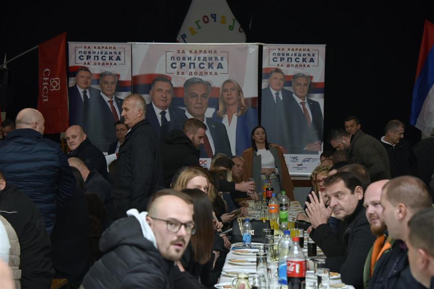 БАЊАЛУКА, 12. НОВЕМБРА /СРНА/ -Предсједник Градског одбора СНСД-а Бањалука Владо Ђајић изјавио је да избор кандидата ове странке Синише Карана за предсједника Републике Српске на пријевременим изборима значи сигурност за Републику Српску јер он никада неће издати Српску, нити потписати било шта што би ослабило њене функције.