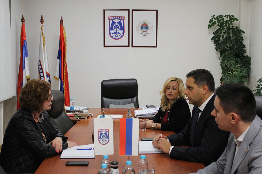 ЧЕЛИНАЦ, 12. НОВЕМБРА /СРНА/ - Министар управе и локалне самоуправе Републике Српске Сенка Јујић на састанку са начелнимом општине Челинац Владом Глигорићем.