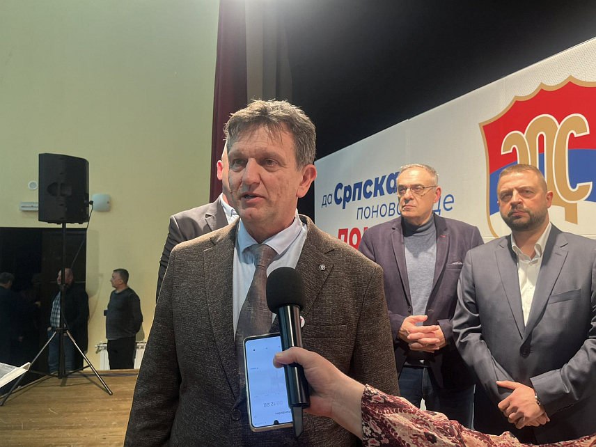 КОЗАРСКА ДУБИЦА, 12. НОВЕМБРА /СРНА/ - Кандидат Српске демократске странке /СДС/ за предсједника Републике Српске Бранко Блануша у обраћању новинарима у Козарској Дубици.