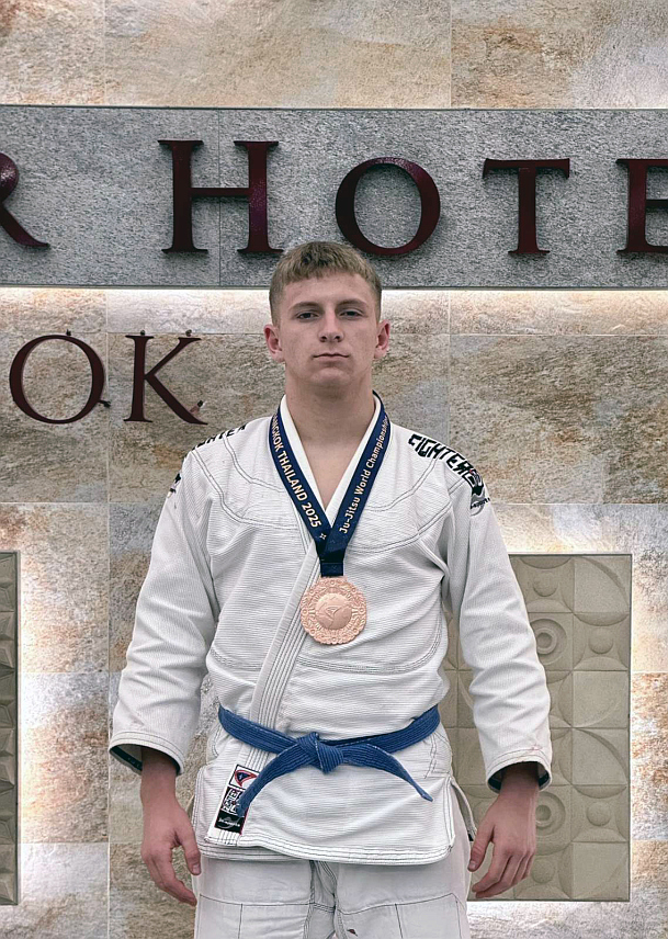 ИСТОЧНО САРАЈЕВО, 12. НОВЕМБРА /СРНА/ - Члан Џиу-џицу клуба "Славија" из Источног Новог Сарајева Филип Шантић освојио је бронзану медаљу на Свјетском првенству у Бангкоку.