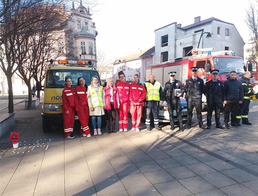 НОВИ ГРАД, 13. НОВЕМБРА /СРНА/ - Чланови Ауто-мото друштва /АМД/ "Уна" Нови Град, у сарадњи са Полицијском станицом Нови Град, Општинском организацијом Црвеног крста и Територијалном ватрогасно-спасилачком јединицом, данас су на Тргу 9. јануар у Новом Граду обиљежили Свјетски дан сјећања на жртве саобраћајних незгода.