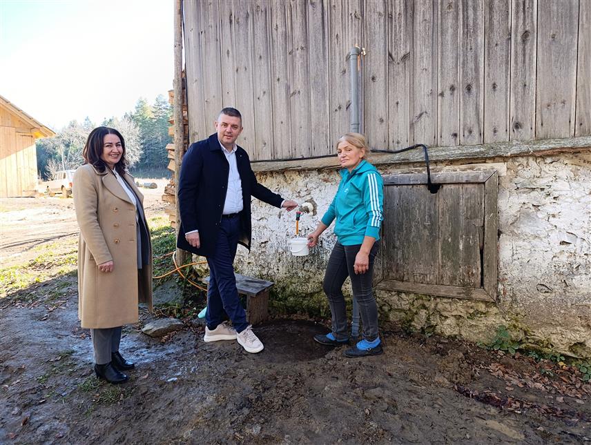 МРКОЊИЋ ГРАД, 13. НОВЕМБРА /СРНА/ - Општина Мркоњић Град помогла је Милосавки Ћоћкало која узгаја око 70 говеда у селу Шибови да ријеши проблем водоснабдијевања, а начелник општине Драган Вођевић данас је обећао и помоћ за доградњу објеката за смјештај хране и стоке.