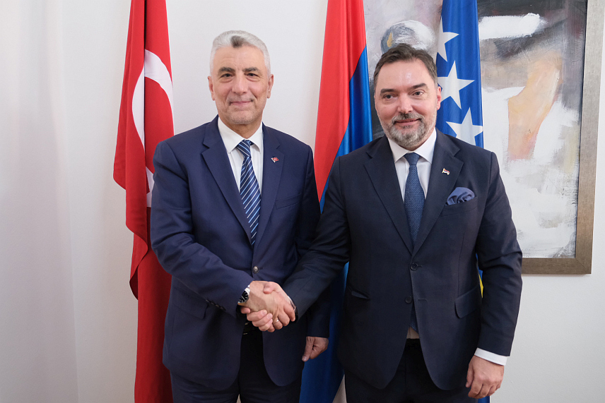 САРАЈЕВО, 13. НОВЕМБРА /СРНА/ - Министар спољне трговине и економских односа у Савјету министара Сташа Кошарац и министар трговине Tурске Омер Болат потписали су документ који би требало да обезбиједи повећање извозне конкурентности, а наглашено је и да постоји отворен простор за јачање привредих веза.