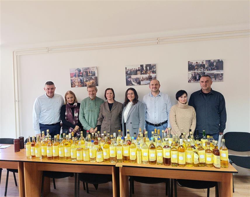 МРКОЊИЋ ГРАД, 13. НОВЕМБРА /СРНА/ - У Мркоњић Граду је данас, оцјењивањем квалитета домаће ракије, почела традиционална етно, гастро и туристичка манифестација "Аранђеловдански вашар".