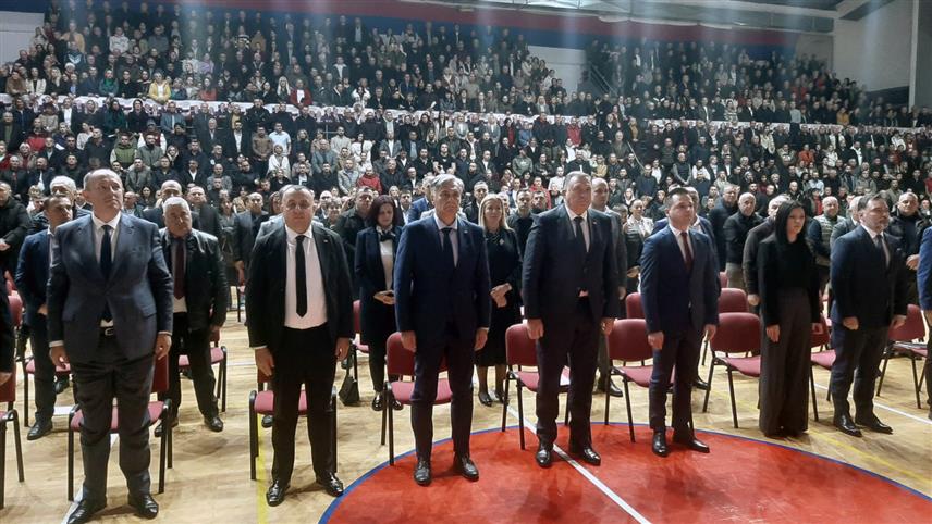 ФОЧА, 13. НОВЕМБРА /СРНА/ - Предсједник СНСД-а Милорад Додик и кандидат СНСД-а за предсједника Републике Српске на пријевеменим изборима Синиша Каран на централној трибини те политичке партије у Фочи.