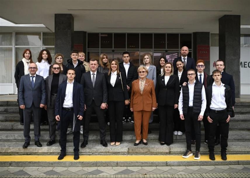 ИСТОЧНО САРАЈЕВО, 13. НОВЕМБРА /СРНА/ - Осам средњошколаца из Источне Илиџе са једним професором и директором школе бораве у руском граду Краснодар гдје се упознају о култури братског народа и образовном систему Русије.