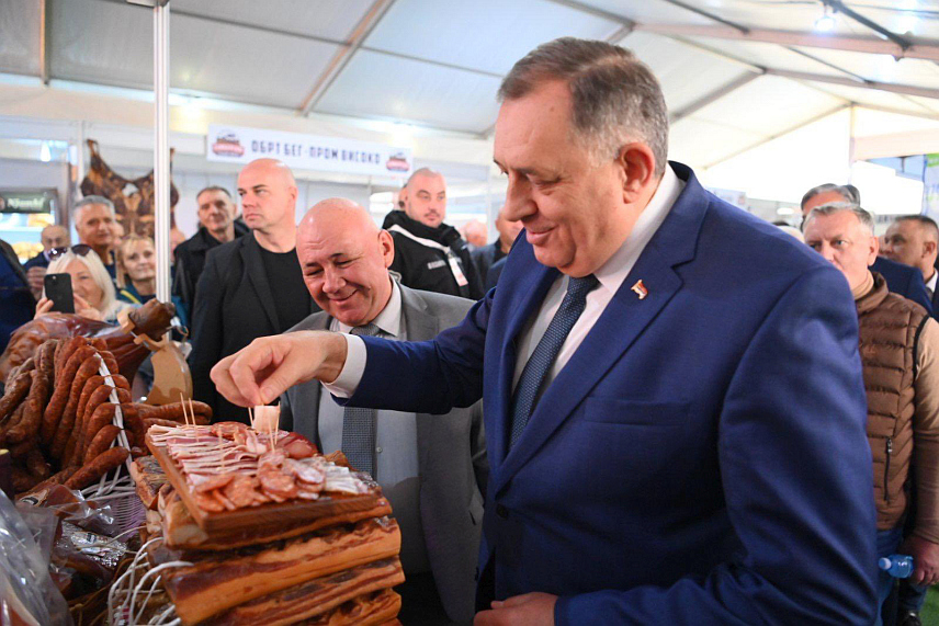 БИЈЕЉИНА, 15. НОВЕМБРА /СРНА/ - Лидер СНСД-а Милорад Додик данас на Сајму меса у Дворовима код Бијељине.	