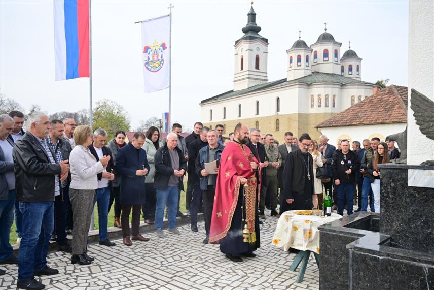 ШАМАЦ, 15. НОВЕМБРА /СРНА/ - У Обудовцу у општини Шамац данас је служен парастос за 44 погинула борца Војске Републике Српске /ВРС/ и 33 цивилне жртве Одбрамбено-отаџбинског рата.	