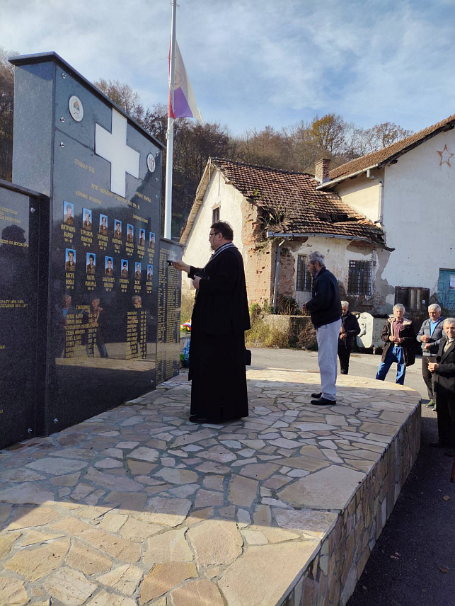 БРАТУНАЦ, 15. НОВЕМБРА /СРНА/ - У Осамском код Братунца данас је служен парастос за 34 борца Војске Републике Српске из овог и сусједних мјеста Полом, Дубравице, Слапашница и Красанпоље, као и за све Србе из ових села погинуле у ратовима у 19. и 20. вијеку.	