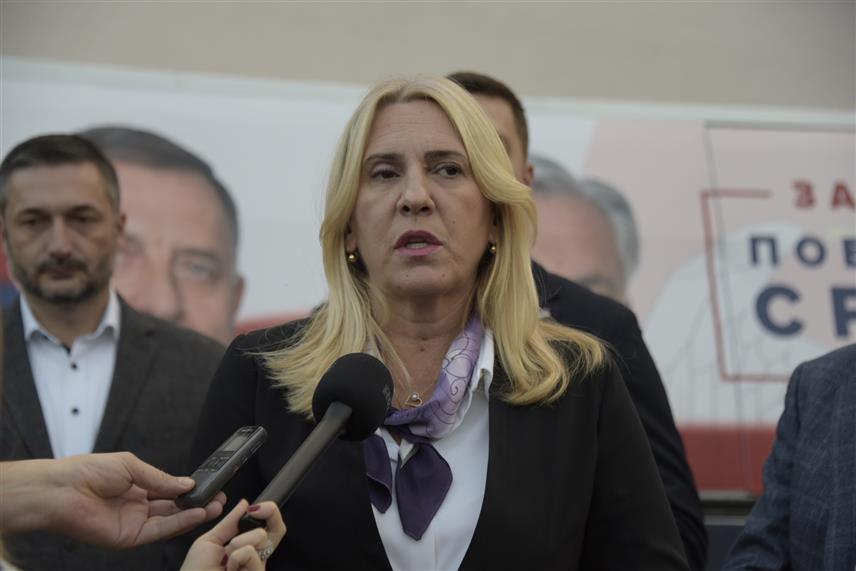 БАЊАЛУКА, 15. НОВЕМБРА /СРНА/ - Потпредсједник СНСД-а Жељка Цвијановић у обраћању новинарима у бањалучком мјесту Крупа на Врбасу гдје је вечерас одржана предизборна трибина СНСД-а.	