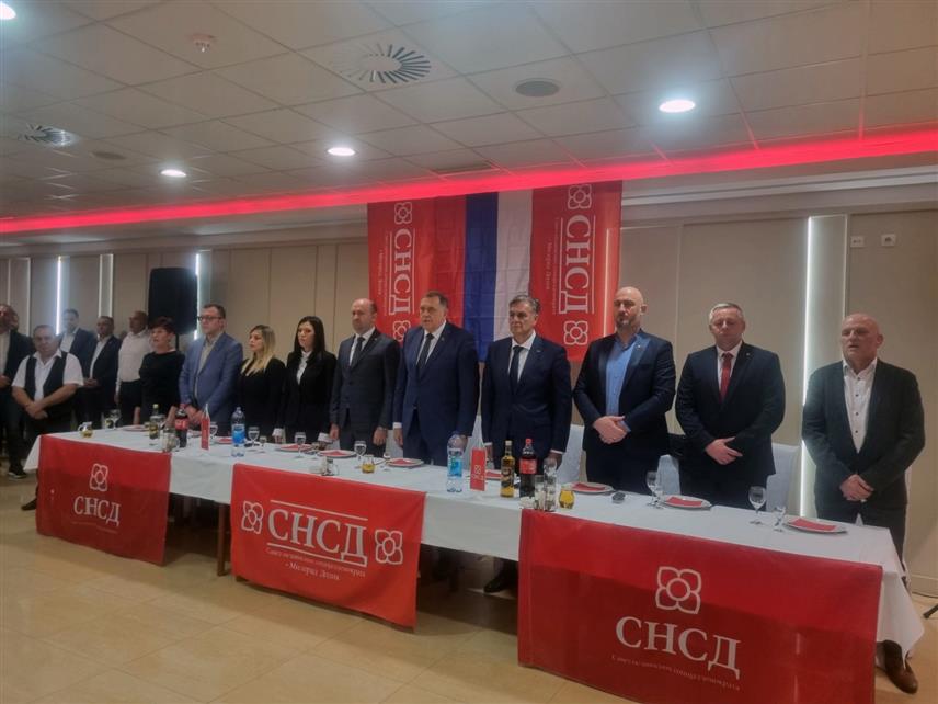БРОД, 15. НОВЕМБРА /СРНА/ - Разговор са грађанима у организацији СНСД-а одржан вечерас у Броду.	