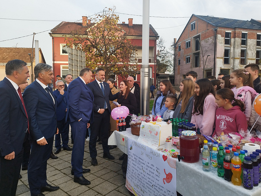 ДЕРВЕНТА, 15. НОВЕМБРА /СРНА/ - Предсједник СНСД-а Милорад Додик, министар за научнотехнолошки развој и високо образовање Републике Српске Синиша Каран и градоначелник Дервенте Игор Жунић посјетили су мјесто на којем ученици Основне школе "Никола Тесла" прикупљају помоћ за суграђанку Мају Глишић, која се бори са тумором.