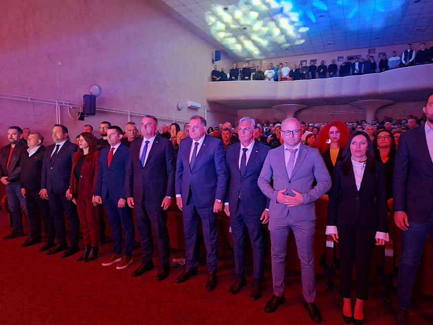 ШАМАЦ, 15. НОВЕМБРА /СРНА/ - Предсједник СНСД-а Милорад Додик и кандидат за предсједника Републике Српске Синиша Каран у Шамцу.