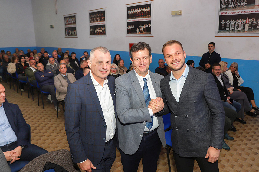 БАЊАЛУКА, 15. НОВЕМБРА /СРНА/ - Кандидат СДС-а за предсједника Републике Српске Бранко Блануша рекао је да обилази цијелу Српску како би разговарао са грађанима.