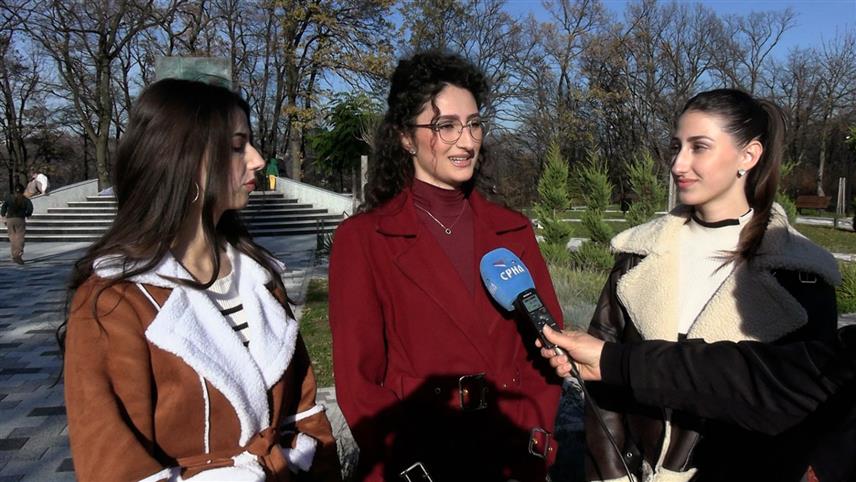 ИСТОЧНА ИЛИЏА, 15. НОВЕМБРА /СРНА/ - Три сестре - Данијела, Илијана и Георгина Ковач из Источне Илиџе изворном пјесмом од заборава чувају традицију и културу српског народа, али и подстичу младе да његују традиционално пјевање.	