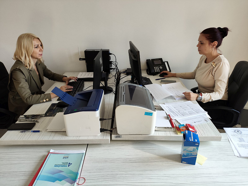 БРАТУНАЦ, 16. НОВЕМБРА /СРНА/ - У Братунцу се по плану спроводе припреме за пријевремене изборе за предсједника Републике Српске и 19.128 бирача моћи ће да у недјељу, 23. новембра, бирачко право оствари на 32 бирачка мјеста, речено је Срни у Општинској изборној комисији /ОИК/.