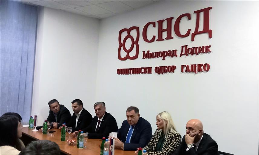 ГАЦКО, 16. НОВЕМБРА /СРНА/ - Лидер СНСД-а Милорад Додик и кандидат ове странке за предсједика Републике Српске Синиша Каран разговарали су данас са чланством Општинског одбора СНСД-а у Гацку.	