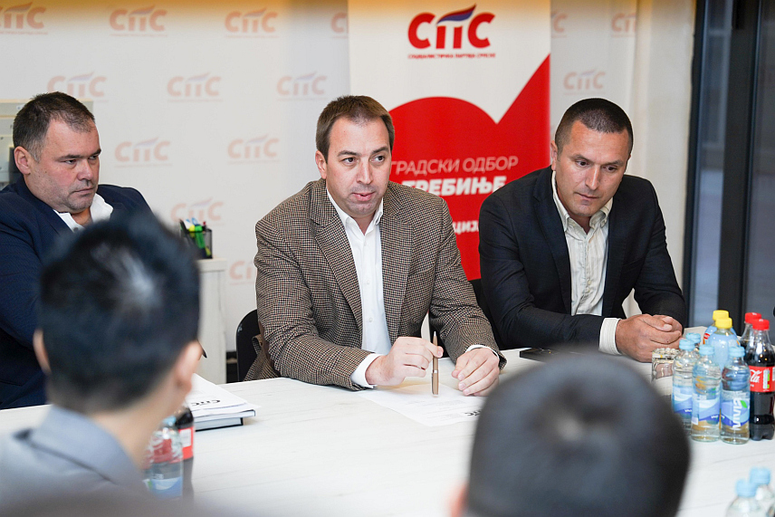 ТРЕБИЊЕ, 16. НОВЕМБРА /СРНА/ - Градски одбор Социјалистичке партије Српске /СПС/ формиран је у Требињу, а за предсједника је једногласно изабран Немања Драпић, за потпредсједника Дејан Кашиковић, а секретара Ђорђе Марић.	