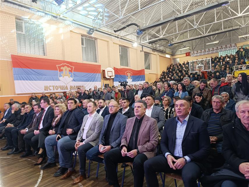 ИСТОЧНО САРАЈЕВО, 16. НОВЕМБРА /СРНА/ - Кандидат СДС-а за предсједника Републике Српске Бранко Блануша на предизборном скупу у Источном Сарајеву.