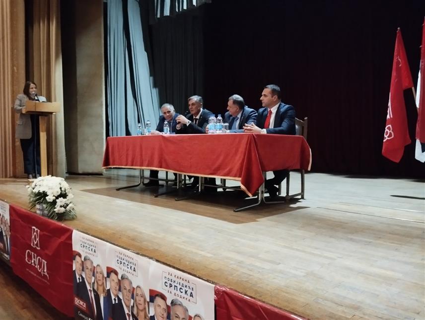 БИЛЕЋА, 16. НОВЕМБРА /СРНА/ - У Билећи је вечерас одржан разговор предсједника СНСД-а Милорада Додика и кандидата ове странке за предсједника Српске Синише Карана са грађанима.	