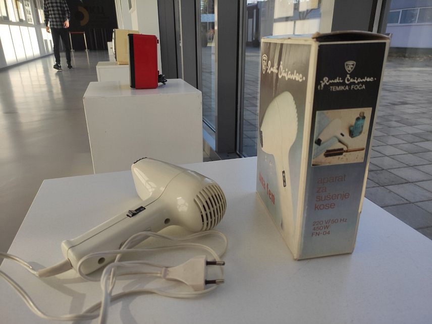 БАЊАЛУКА, 16. НОВЕМБРА /СРНА/ - Фен "Уна", произведен у бившој Југославији, а чији је један примјерак изложен у холу Студентског културног центра у Бањалуци, и даље ради, беспријекорно суши косу и готово да нема рок трајања.