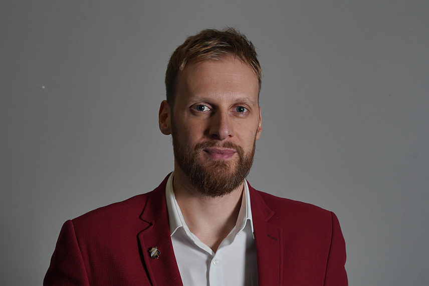 БАЊАЛУКА, 16. НОВЕМБРА /СРНА/ – Симфонијски оркестар Народног позоришта Републике Српске има важну мисију - да ојача музичку сцену и да након више од 25 година школовања кадра омогући запослење, али и повратак у земљу музичким професионалцима који су морали отићи широм региона и Европе у потрази за послом, рекао је умјетнички директор и диригент оркестра Душан Урошевић.