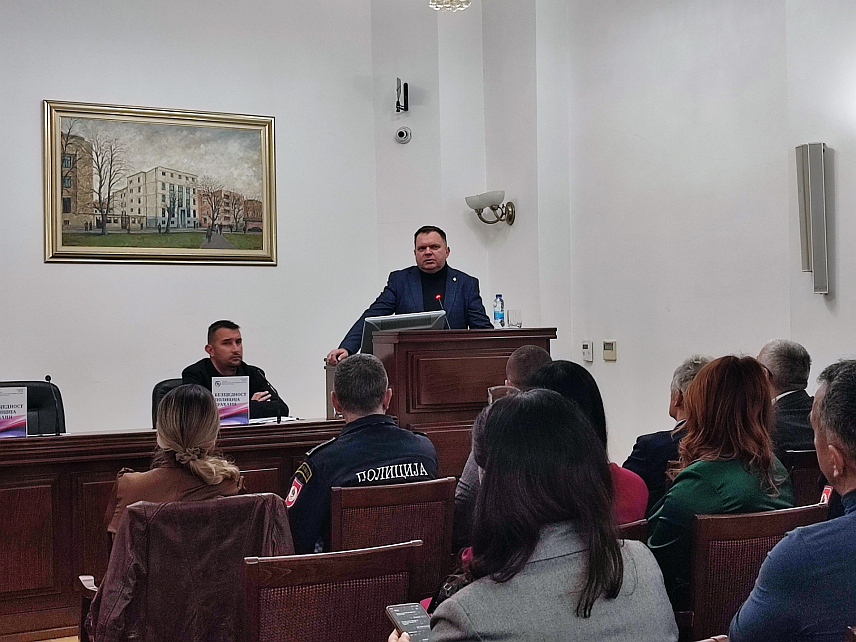 БАЊАЛУКА, 17. НОВЕМБРА /СРНА/ - Министарство унутрашњих послова /МУП/ Републике Српске обиљежило је данас у Бањалуци 20 година од изласка првог броја часописа "Безбједност, полиција, грађани" у којем је до сада објављено више од 600 радова домаћих и страних аутора и коаутора.