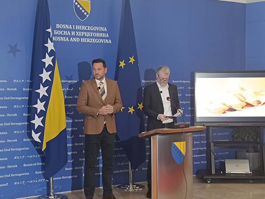 САРАЈЕВО, 17. НОВЕМБРА /СРНА/ - Министар комуникација и саобраћаја у Савјету министара БиХ Един Форто и и директор Агенције за идентификационе документе, евиденцију и размјену података БиХ /ИДДЕЕА/ Алмир Бањевић на конференцији за новинаре у Сарајеву.