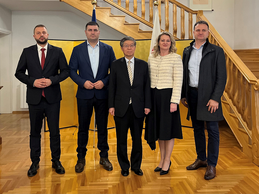 САРАЈЕВО, 17. НОВЕМБРА /СРНА/ - Влада Јапана осигурала је грант средства у износу од 194.299 евра /око 380.015 КМ/ за пројекте домова здравља у Лопарама и Јабланици.