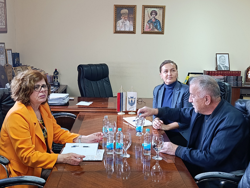 ШИПОВО, 17. НОВЕМБРА /СРНА/ - Увођење назива улице јасеновачких жртава било је тема састанка са представницима општине Шипово, изјавила је данас министар управе и локалне самоуправе Републике Српске Сенка Јујић и напоменула да је обавеза чувати сјећање на жртве усташког терора у Другом свјетском рату.	
