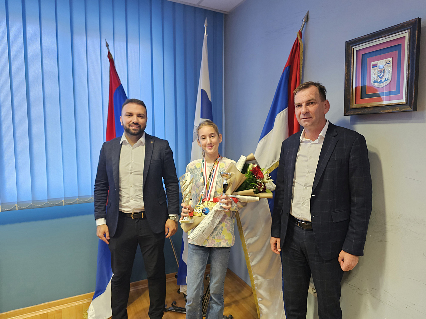 УГЉЕВИК, 18. НОВЕМБРА /СРНА/ - Начелник општине Угљевик Драган Гајић примио је једанаестогодишњу Данијелу Марковић, која је освојила прво мјесто на таеквондо првенству БиХ за млађе кадете, те јој уручио новчани поклон.