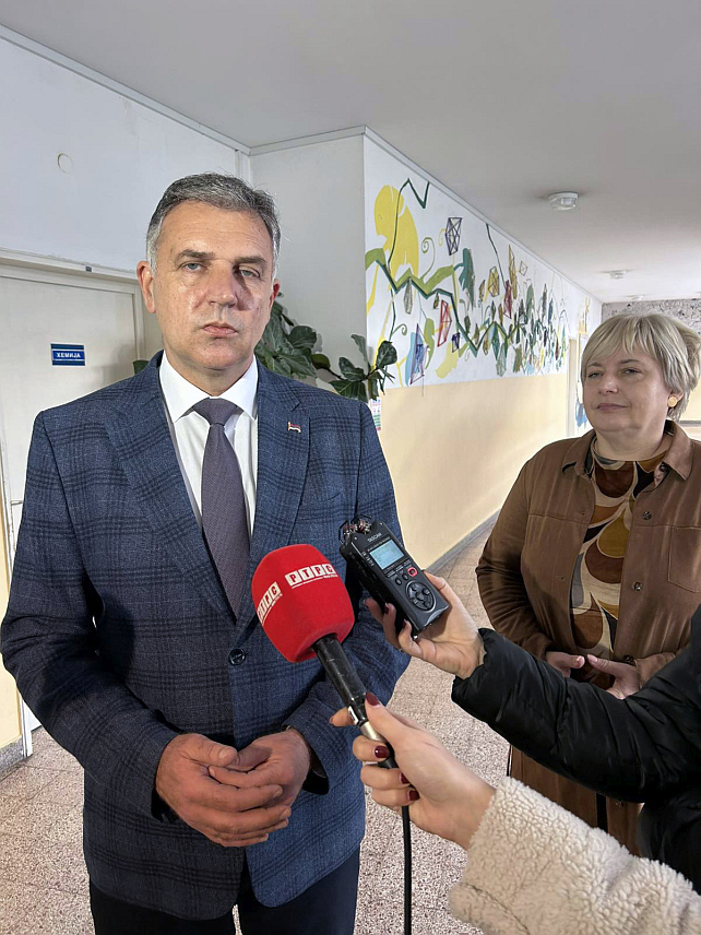 БАЊАЛУКА, 18. НОВЕМБРА /СРНА/ - Продужени боравак тренутно је организован у 149 школа у Републици Српској и користи га 13.660 ученика, а Министарство просвјете и културе за ову намјену мјесечно издваја 1,7 милиона КМ, рекао је ресорни министар Боривоје Голубовић.