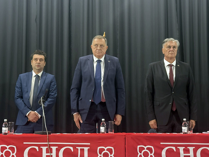 КОСTАЈНИЦА, 18. НОВЕМБРА /СРНА/ - Предсједник СНСД-а Милорад Додик и кандидат СНСД-а за предсједника Републике Српске Синиша Каран на предизборном скупу у Костајници.