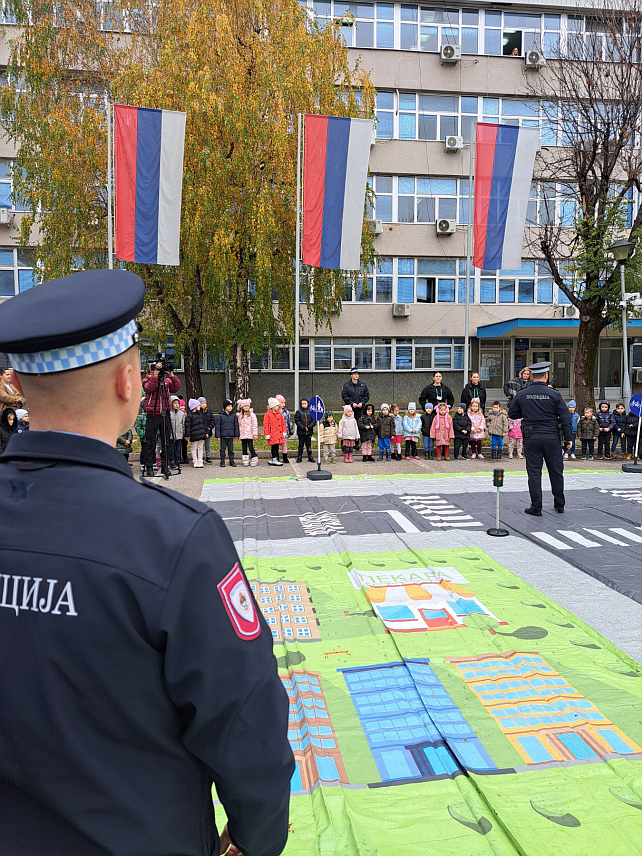 БАЊАЛУКА, 19. НОВЕМБРА /СРНА/ - Најрадосније осмијехе малишана током Дана отворених врата у Полицијској управи Бањалука измамиле су полицијске сирене, службена возила и пас.