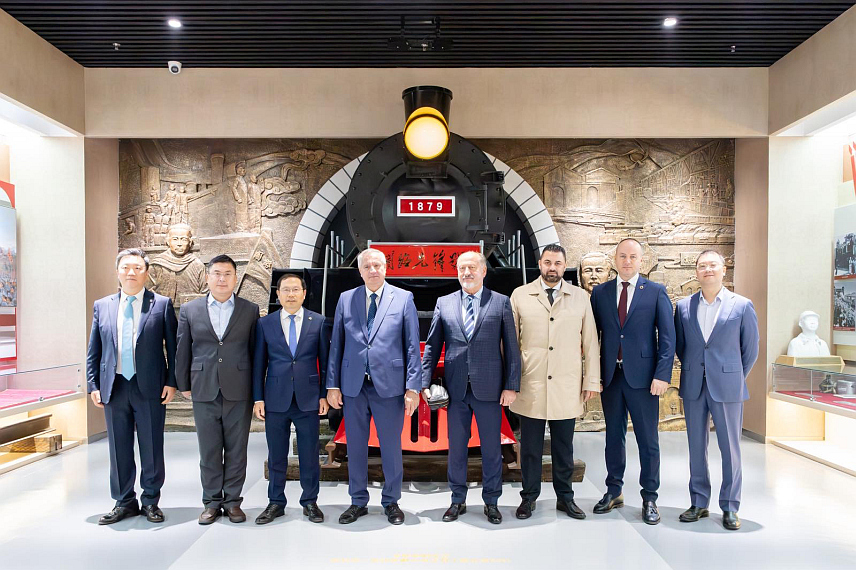 ПЕКИНГ, 1. НОВЕМБРА /СРНА/ - Вршилац дужности директора Јавног предузећа "Аутопутеви Републике Српске" Радован Вишковић разговарао је у Пекингу са руководством кинеске међународне жељезничке компаније /China Railway International/ о будућем пројекту изградње ауто-пута Београд-Бања Лука, посебно дионице Бијељина-Брчко.