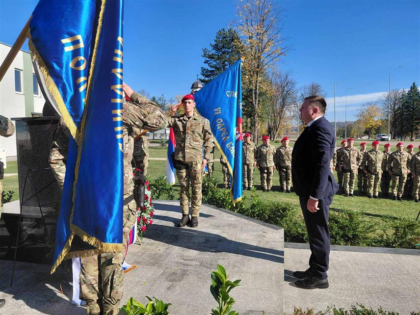 БАЊАЛУКА, 1. НОВЕМБРА /СРНА/ - У Центру за обуку у Залужанима код Бањалуке обиљежене су 33 године од оснивања Шестог одреда Специјалне бригаде полиције Министарства унутрашњих послова кроз коју је прошло 511 припадника. Вијенце су положили породице погинулих, министар унутрашњих послова Републике Српске Жељко Будимир и изасланици српског члана Предсједништва БиХ и Народне скупштине Републике Српске, делегације БОРС-а, бројних полицијских јединица и Жандармерије и "Црвених беретки" из Србије.
