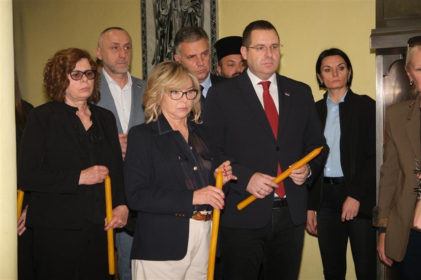 БАЊАЛУКА, 1. НОВЕМБРА /СРНА/ - Српски делегат у Дому народа Парламентарне скупштине БиХ Радован Ковачевић данас је заједно са званичницима Републике Српске запалио свијеће у Храму Христа Спаситеља у Бањалуци за невино страдале у новосадској трагедији.