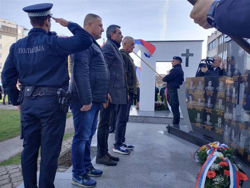 БИЈЕЉИНА, 20. НОВЕМБРА /СРНА/ - Одавањем почасти за 14 погинулих припадника бијељинске Полицијске управе и 39 припадника Четвртог одреда Специјалне бригаде полиције Републике Српске, у Бијељини је данас обиљежена крсна слава Министарства унутрашњих послова /МУП/ Свети архангел Михаил.	