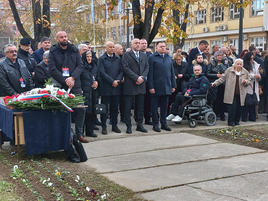 ПРИЈЕДОР, 20. НОВЕМБРА /СРНА/ - Министар унутрашњих послова Републике Српске Жељко Будимир поручио је данас у Приједору, гдје је присуствовао откривању и освештању спомен-плоче страдалим припадницима МУП-а, да је ово град херој и да жртва припадника полиције у његовој одбрани никада не смије бити заборављена.
