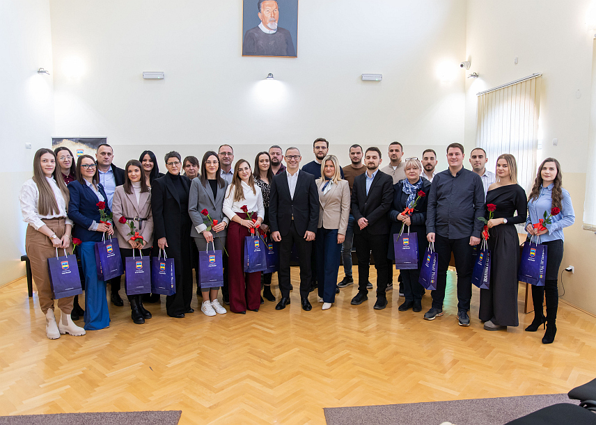 ПРЊАВОР, 20. НОВЕМБРА /СРНА/ - Град Прњавор данас је новчано наградио два докторанда са по 1.500 КМ и 22 постдипломца са по 1.000 КМ. Градоначелник Прњавора Дарко Томаш уприличио је данас пријем за награђене студенте.	
