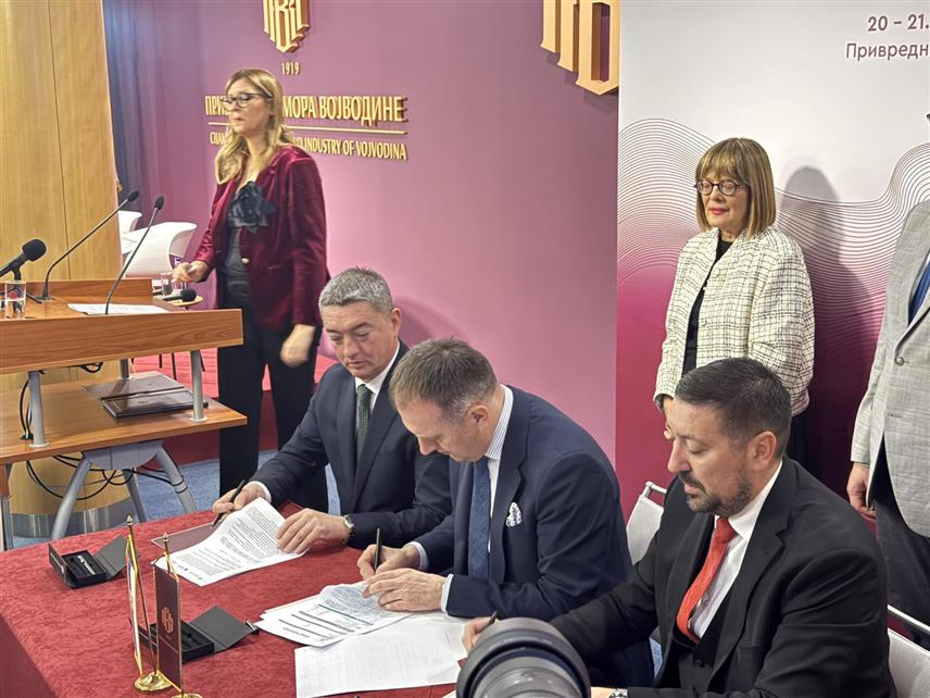 НОВИ САД, 20. НОВЕМБРА /СРНА/ - Представници привредних комора Републике Српске и Војводине и Зеленог навигатора западног Балкана потписали су данас у Новом Саду протокол с циљем јачања привредне сарадње.