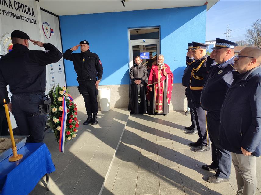 ГРАДИШКА, 20. НОВЕМБРА /СРНА/ - Полицијска управа Градишка обиљежила је данас славу МУП-а - Аранђеловдан, те је тим поводом организован пријем за чланове породица погинулих полицајаца и пензионере из Градишке и Српца.