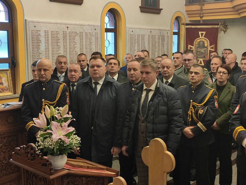 БАЊАЛУКА, 21. НОВЕМБРА /СРНА/ - У Спомен-цркви Светог архангела Михаила у Центру за обуку Министарства унутрашњих послова /МУП/ Републике Српске у Залужанима код Бањалуке у току је литургија, након које ће бити служен парастос погинулим припадницима МУП-а у оквиру обиљежавања Аранђеловдана – крсне славе Министарства.