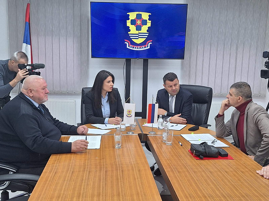 ДОБОЈ, 21. НОВЕМБРА /СРНА/ - Министарство за људска права и избјеглице у Савјету министара дозначиће Градској управи Добој 25.000 КМ за пројекте обнове стамбених јединица расељених лица и повратника, a у Градској управи данас су потписана два споразума о преносу ових средстава.